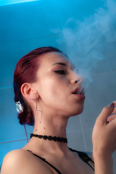 Κορίτσι Καπνίζει Ένα Τσιγάρο Κυρά Αυτοπεποίθηση — Φωτογραφία Αρχείου