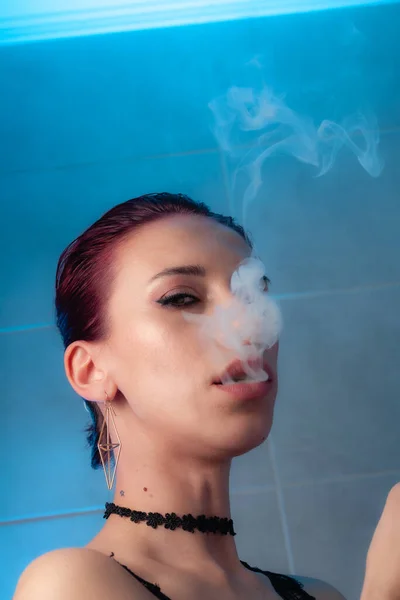 女孩抽一支香烟 自信的女士 — 图库照片
