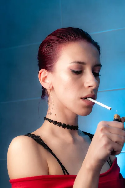 Dívka Kouří Cigaretu Důvěryhodná Dáma — Stock fotografie