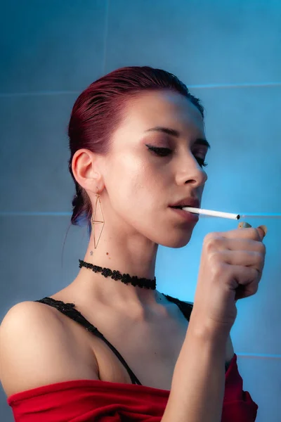 Rapariga Fuma Cigarro Senhora Confiante — Fotografia de Stock