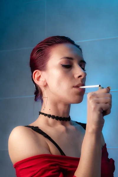 Dívka Kouří Cigaretu Důvěryhodná Dáma — Stock fotografie