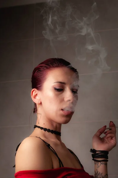 Rapariga Fuma Cigarro Senhora Confiante — Fotografia de Stock