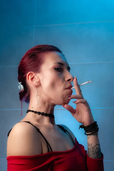 Dívka Kouří Cigaretu Důvěryhodná Dáma — Stock fotografie