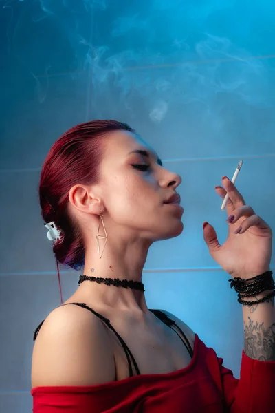 Dívka Kouří Cigaretu Důvěryhodná Dáma — Stock fotografie