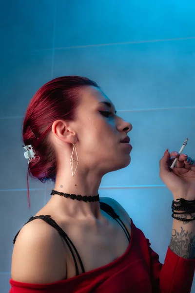 Girl Smokes Cigarette Confident Lady — Stock Photo, Image