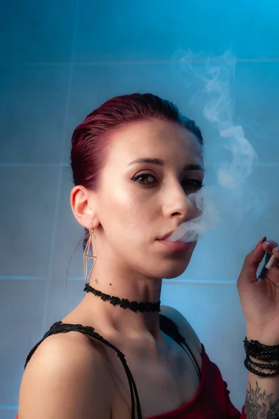 Girl Smokes Cigarette Confident Lady — Stock Photo, Image