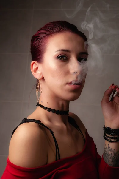 Girl Smokes Cigarette Confident Lady — Stock Photo, Image