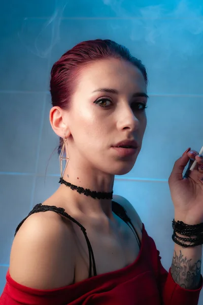 Dívka Kouří Cigaretu Důvěryhodná Dáma — Stock fotografie