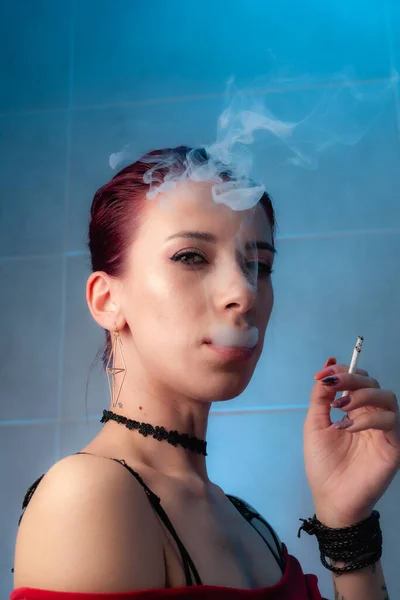 Girl Smokes Cigarette Confident Lady — Stock Photo, Image