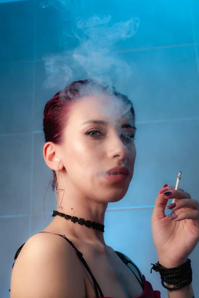 Девушка Курит Сигарету Уверенная Леди — стоковое фото