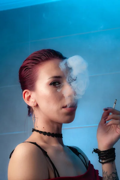 Une Fille Fume Une Cigarette Dame Confiante — Photo