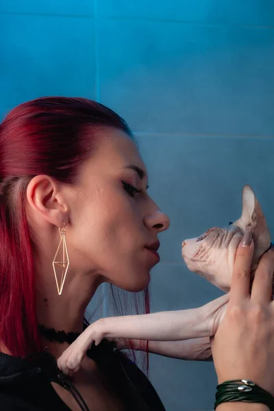 Evcil Hayvanlı Bir Kızın Portresi Kız Tüysüz Sfenks Kedisi — Stok fotoğraf