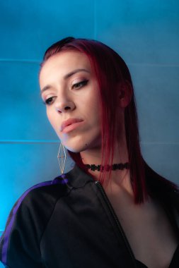 Kızıl saçlı, yakından çekilmiş yüz resmi. Makyajlı kendinden emin bir kız..