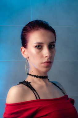 Kızıl saçlı, yakından çekilmiş yüz resmi. Makyajlı kendinden emin bir kız..