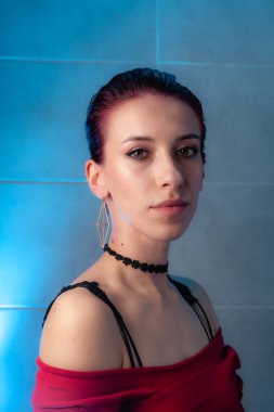 Kızıl saçlı, yakından çekilmiş yüz resmi. Makyajlı kendinden emin bir kız..