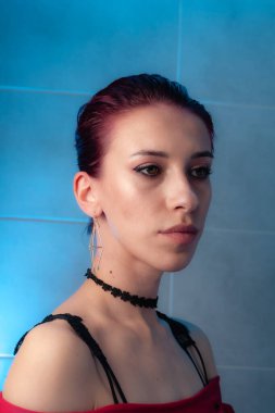 Kızıl saçlı, yakından çekilmiş yüz resmi. Makyajlı kendinden emin bir kız..