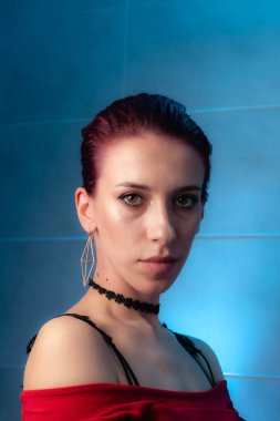 Kızıl saçlı, yakından çekilmiş yüz resmi. Makyajlı kendinden emin bir kız..