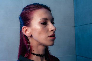 Kızıl saçlı, yakından çekilmiş yüz resmi. Makyajlı kendinden emin bir kız..