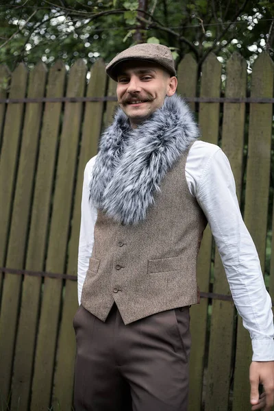 Rolig Retro Porträtt Mustasch Kille Klassiska Kläder — Stockfoto
