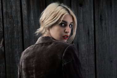 Klasik tarzda bir kızın portresi. Geçmişin modası..