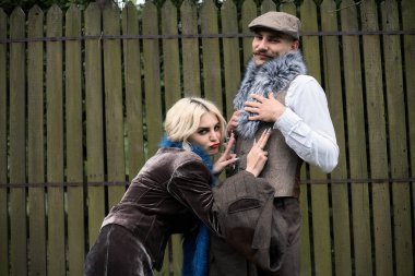 Klasik tarzda güzel bir çiftin portresi. Retro tarzı, klasik kıyafetler..