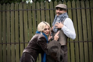 Klasik tarzda güzel bir çiftin portresi. Retro tarzı, klasik kıyafetler..