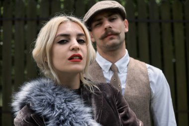 Klasik tarzda güzel bir çiftin portresi. Retro tarzı, klasik kıyafetler..