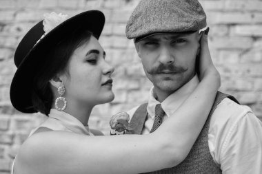 Klasik tarzda güzel bir çiftin portresi. Retro tarzı, klasik kıyafetler..
