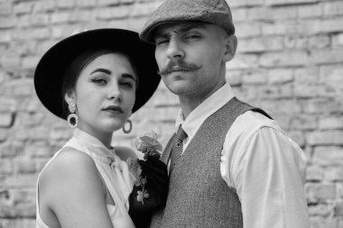 Klasik tarzda güzel bir çiftin portresi. Retro tarzı, klasik kıyafetler..