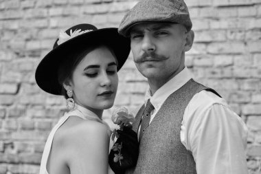 Klasik tarzda güzel bir çiftin portresi. Retro tarzı, klasik kıyafetler..