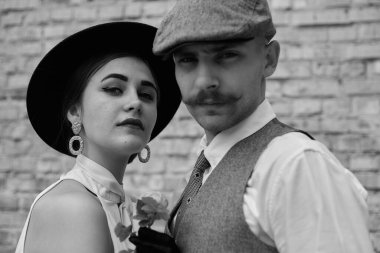Klasik tarzda güzel bir çiftin portresi. Retro tarzı, klasik kıyafetler..