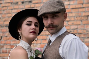 Klasik tarzda güzel bir çiftin portresi. Retro tarzı, klasik kıyafetler..