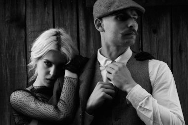 Klasik tarzda güzel bir çiftin portresi. Retro tarzı, klasik kıyafetler..