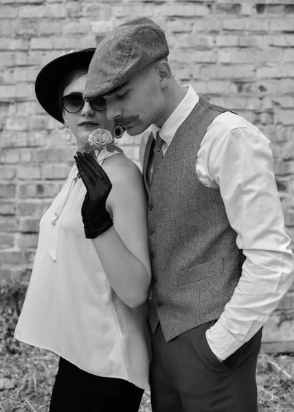 ヴィンテージスタイルの美しいカップルの肖像画 レトロなスタイル クラシックな服 — ストック写真