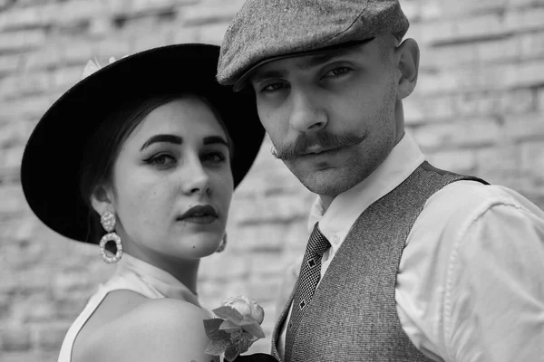 Klasik tarzda güzel bir çiftin portresi. Retro tarzı, klasik kıyafetler..