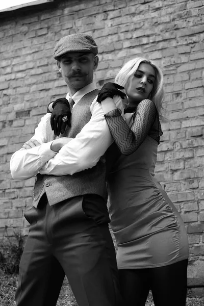 ヴィンテージスタイルの美しいカップルの肖像画 レトロなスタイル クラシックな服 — ストック写真