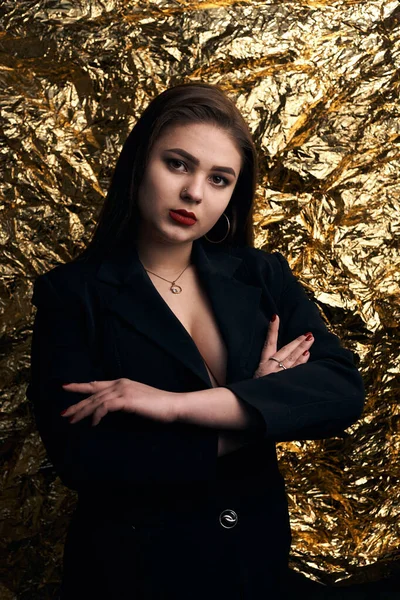 Menina Gordinha Elegante Posando Uma Jaqueta Preta Fundo Dourado — Fotografia de Stock