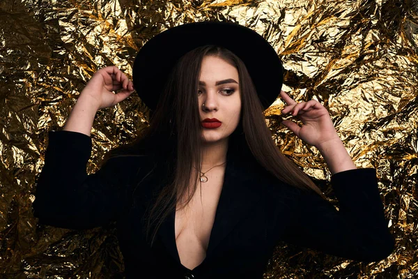 Stilvolles Molliges Mädchen Posiert Schwarzer Jacke Und Hut Auf Goldenem — Stockfoto