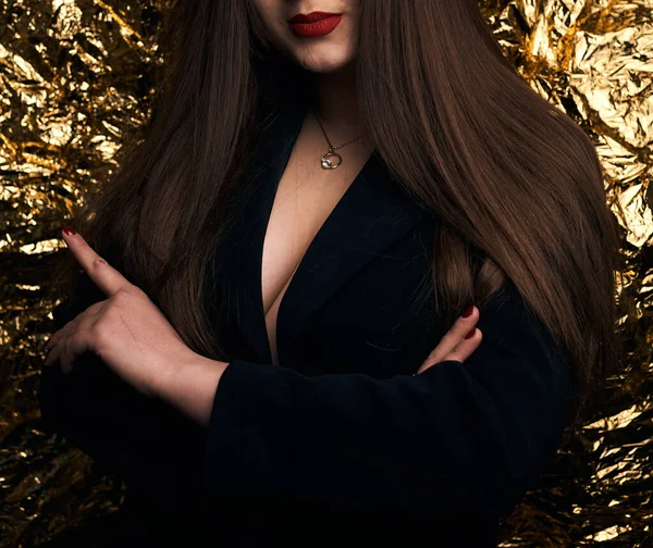 Стильна Пухка Дівчина Позує Чорній Куртці Золотому Фоні — стокове фото