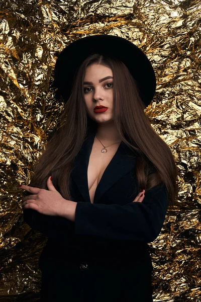 Stilvolles Molliges Mädchen Posiert Schwarzer Jacke Und Hut Auf Goldenem — Stockfoto