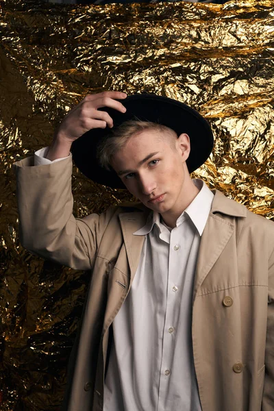 Elegante Chico Con Abrigo Beige Una Camisa Blanca Sobre Fondo — Foto de Stock