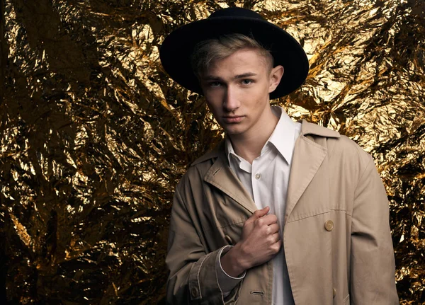 Bej ceketli, altın kaplama beyaz gömlekli şık bir adam..