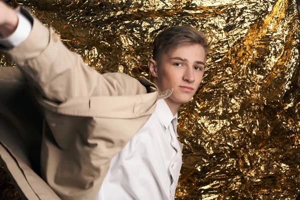 Stilvoller Typ Beigem Mantel Und Weißem Hemd Auf Goldenem Hintergrund — Stockfoto