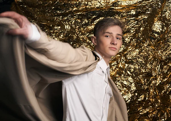 Elegante Chico Con Abrigo Beige Una Camisa Blanca Sobre Fondo — Foto de Stock