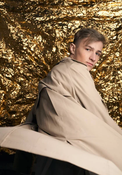 Elegante Chico Con Abrigo Beige Una Camisa Blanca Sobre Fondo — Foto de Stock