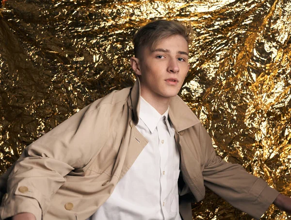 Elegante Chico Con Abrigo Beige Una Camisa Blanca Sobre Fondo — Foto de Stock