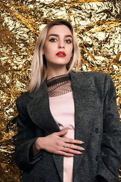 Menina Moda Posando Uma Jaqueta Fundo Dourado — Fotografia de Stock