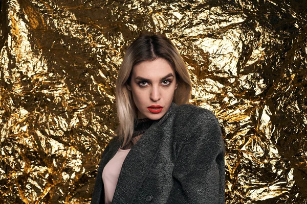 Chica Moda Posando Una Chaqueta Sobre Fondo Dorado —  Fotos de Stock