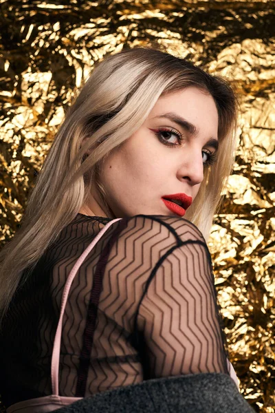 Chica Moda Posando Una Chaqueta Sobre Fondo Dorado —  Fotos de Stock