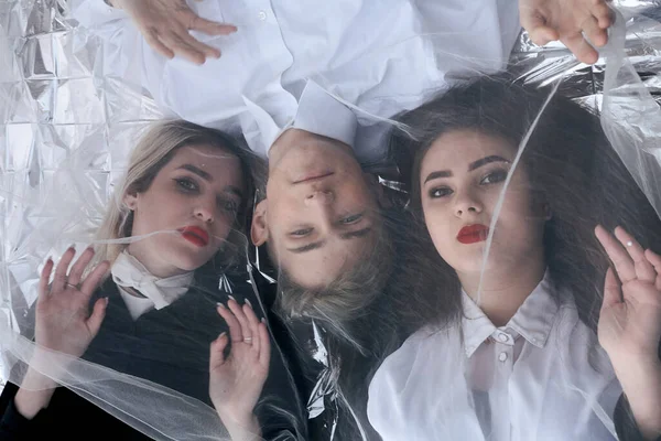 Tül kumaşın altında üç güzel genç insanın portresi..